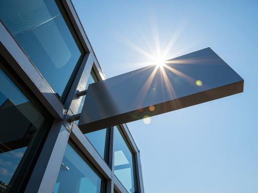 河南省瑞生堂医药连锁有限公司外景，现代化建筑，绿色标识牌，阳光明媚的白天